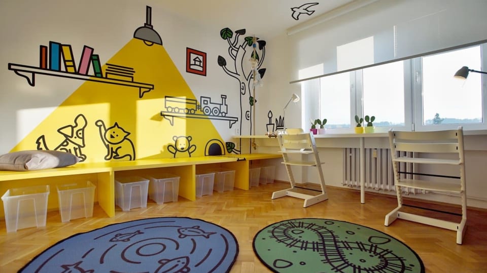 Jednoduchý nábytek proměňují v říši pohádek řezané grafiky